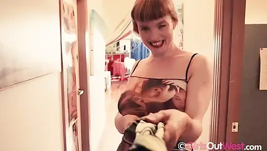 Büyük doğal memeli kıllı bebek vibratör ve cam dildo kullanarak mastürbasyon yapıyor