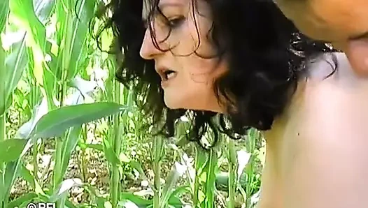 İri güzel kadın açık havada iki adam tarafından aşırı sikiliyor