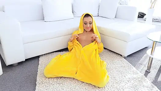 Sevimli gamzeli sevgilim Empera farklı karakterlerle sevişmeye bayılıyor ve bu kez pikachu'yı seçti