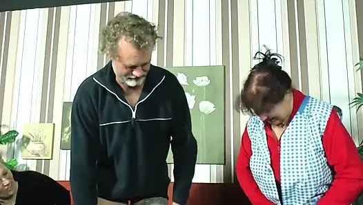 Olgun üçlü seks ıslak parmaklama ve emme hareketiyle patlıyor