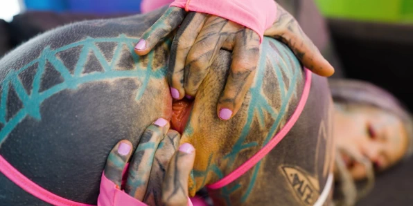 Büyük yaraklı anal sikişiyor yaramaz azgın hippi sürtük