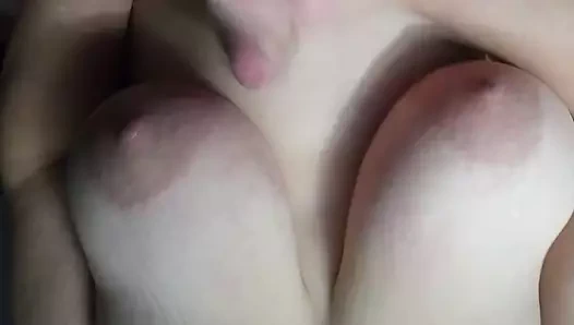 Karımın göğüslerine handjob!