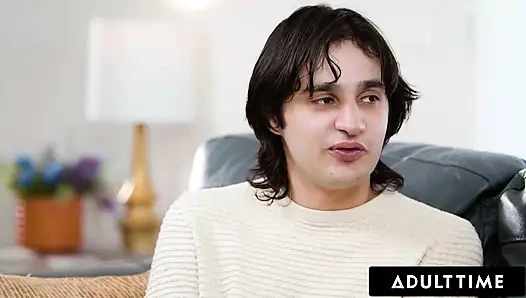 ADULT TIME - lezbiyen orta yaşlı seksi kadın Rachel Ramsey meraklı üvey oğlu tarafından ilk heteroseksüel seks macerasına teşvik ediliyor