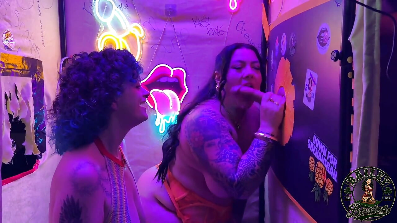 Bailey Boston ve Kennedy Starling gloryhole'da büyük zenci paylaşıyor