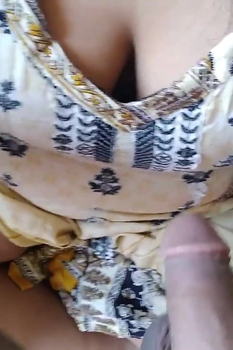 Kız arkadaş ve erkek arkadaş meme sikişinin tadını çıkarıyor