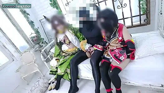 Cosplay yetişkin kadın iki partnerle üçlü seks grup sahnesi
