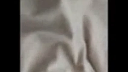 Kris oyuncağına biniyor