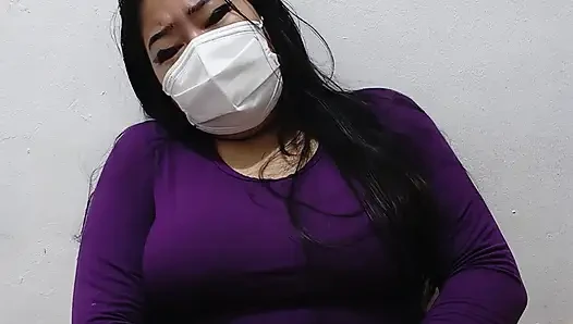 Viuda provoca jugando con el coño sola