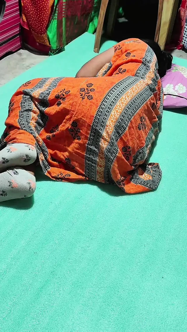 Hintli kadın ve erkek kardeşim evde eğleniyor