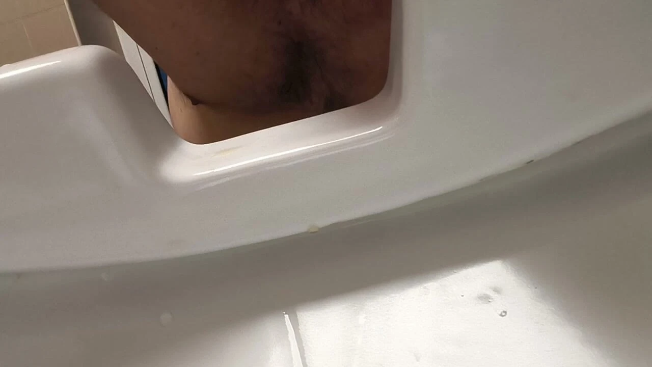 Tuvaletlerde klozet kapağını yala ve öp, yabancının sidiğiyle ıslanmış