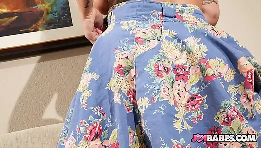 Kütüphaneci genç kız Red August öğrencisine 31 talimatı veriyor