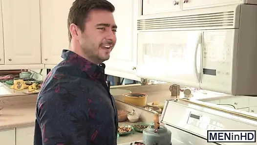 Yakışıklı yaşlı ve genç erkeklerin bir seks partisi var