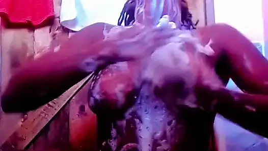 Tatlı vücudumu benimle yıka