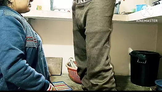 Hintli baldız mutfakta sikişiyor