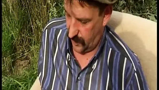 Doğal saçlı sarışın Alman açık havada silver fox tarafından sikiliyor