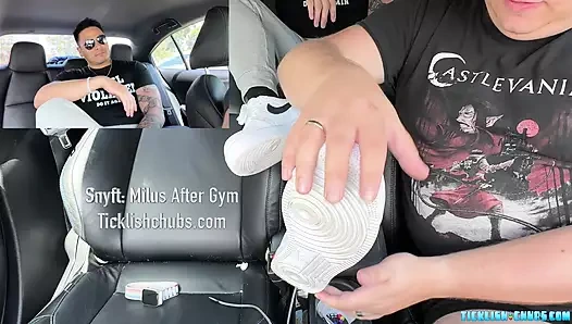 Bear Matt ibadet etmekten ve gıdıklamaktan hoşlanıyor