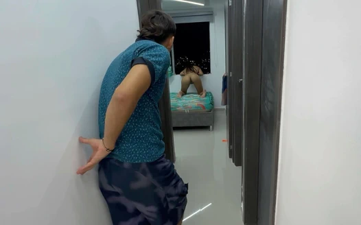 Pencereden bakarken apartman komşumu sert sikiyorum ve onu gerçekten sert ve iyi sikene kadar azdırıyorum