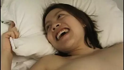 Sevimli ve seksi Asyalı sürtük harika footjob yapar - ayak fetişi