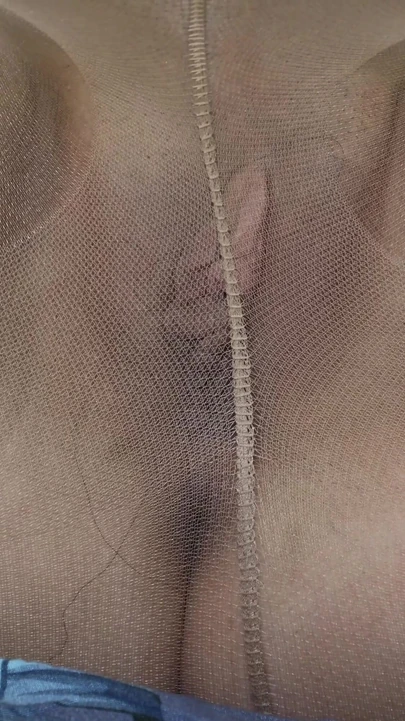 Сногсшибательный момент из "Трахаю пальцами и писаю в колготках! Красивая брюнетка!"