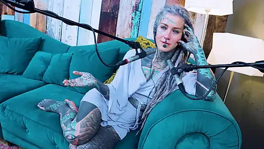 U hakkında konuşuyorum - rahatsız - asmr podcast sfw konuşuyor gotik sıska kız dreadlocks dövmeli model dövmeli kız