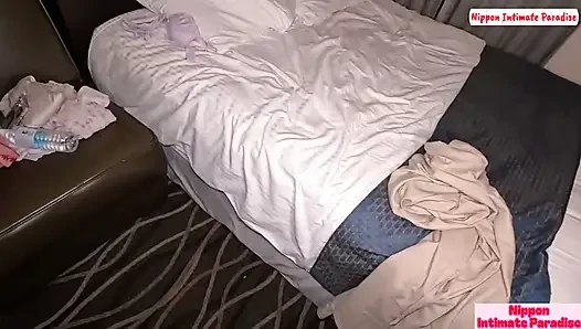 Utangaç kadın arzuluyor ve yavaşça uyandı tutku yolculuğunu uyandırıyor