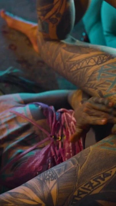 Dövmeli kız büyük bir oyuncakla kendini sikerken yakalandı, anal, sakso, boşalma | Klip 1