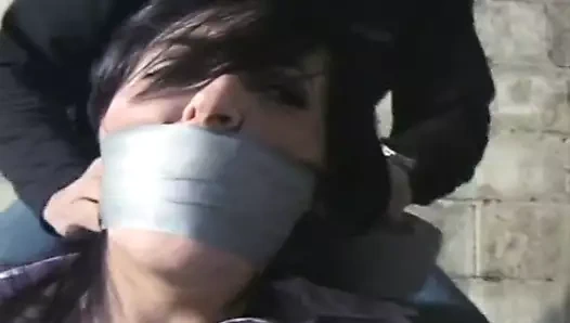 Bantlanmış çaresiz - bir gong çal