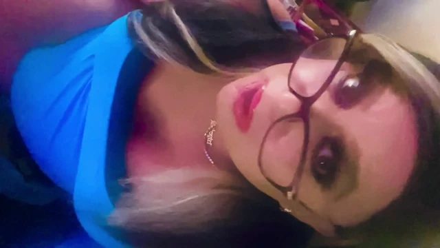 Krissy Sweets onun yarağını okşuyor