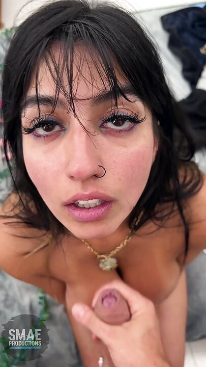 Aaliyah Yasin porno çekimine ara verirken bir adamla sikişiyor
