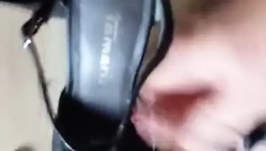 In die neuen Schuhe meiner Nachbarin gewichst