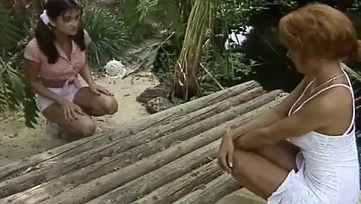 Egzotik baştan çıkarma genç esmer ve olgun kaptan cennette