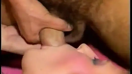 Büyük memeli esmer kadın klasik üçlü grup sekste sikiliyor ve ağzı boşalıyor