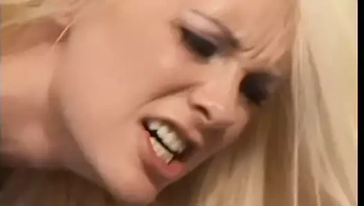 sevimli sarışın fahişe var onu göt dövülerek