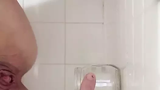 Ateşli orta yaşlı seksi kadın kavanoza işiyor