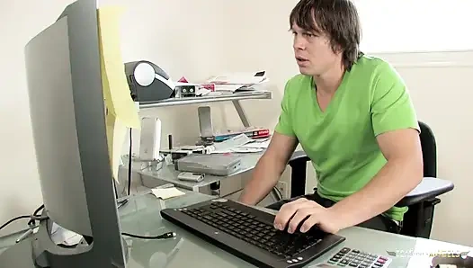 Sarışın adam onu sikmeden önce amını yalıyor