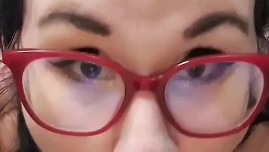 İri güzel kadın itici bir dildo emiyor ıslak sakso