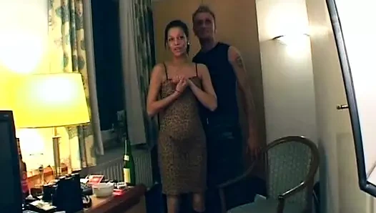 Baştan çıkarıcı Alman bebek sikiliyor ve dölleniyor