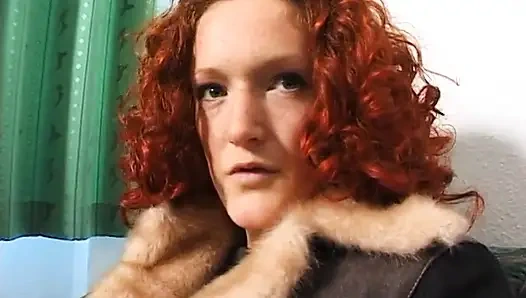 Sevimli kızıl saçlı kız aşk deliğini parmaklıyor