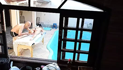 Havuz kenarında masaj yaptırmaya gitti ve sonunda elle muamele ve sakso çekti