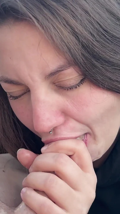 Dikkat! Komşular izliyor olabilir... Ama şimdi yarağını emmek istiyorum!