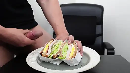 Asmr Asyalı adam kahvaltılık sandviç yiyor