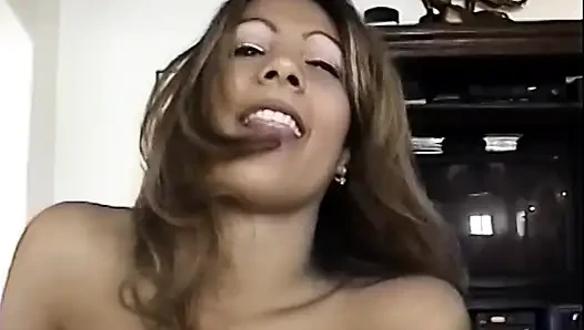 Baştan çıkarıcı esmer orta yaşlı seksi kadın istekli sarışın hatuna işiyor