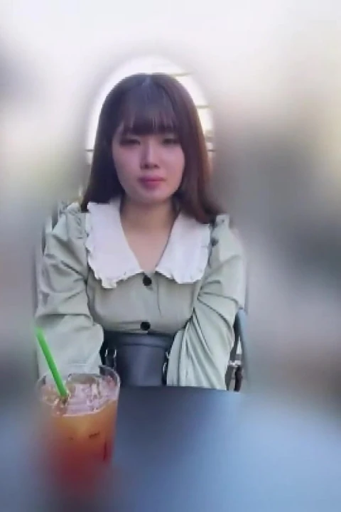 Erkek arkadaş aranıyor. Utangaç e cup güzellik sonunda arzusunu keşfetmek için devreye sokuyor