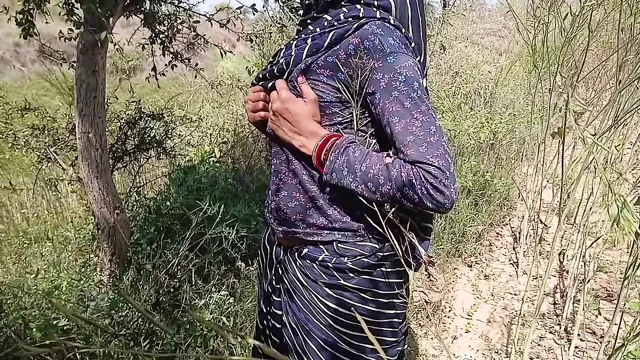 Bhabhi ne Devar ke sath Holi manae Khet per aur bhabhi ki chut mein rang Lagaya aur bhabhi ki bubs mein bhi Rang Lagaya