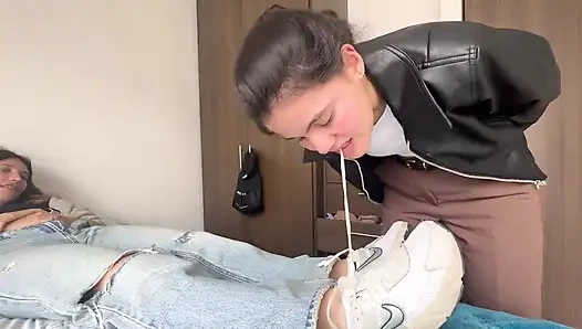 Arkadaşım ve ben ayakları ve deri ceketiyle beni aşağılama fetişinin tadını çıkarıyorum