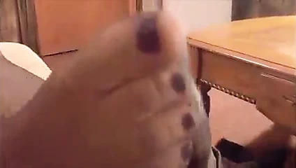 Karımın seksi küçük ayakları çok dikkat çekiyor