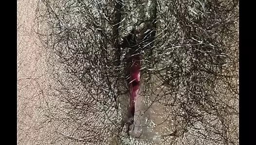 Hintli kız kardeş kıllarını gösteriyor ve amını sert parmaklıyor