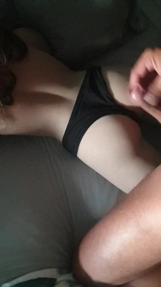 Kız arkadaşının siyah külotuna boşalma