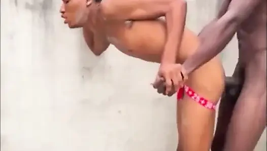 Arka bahçede ateşli seks