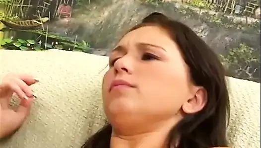 Güzel küçük kaltak tıraşlı amının tadına bakıyor
